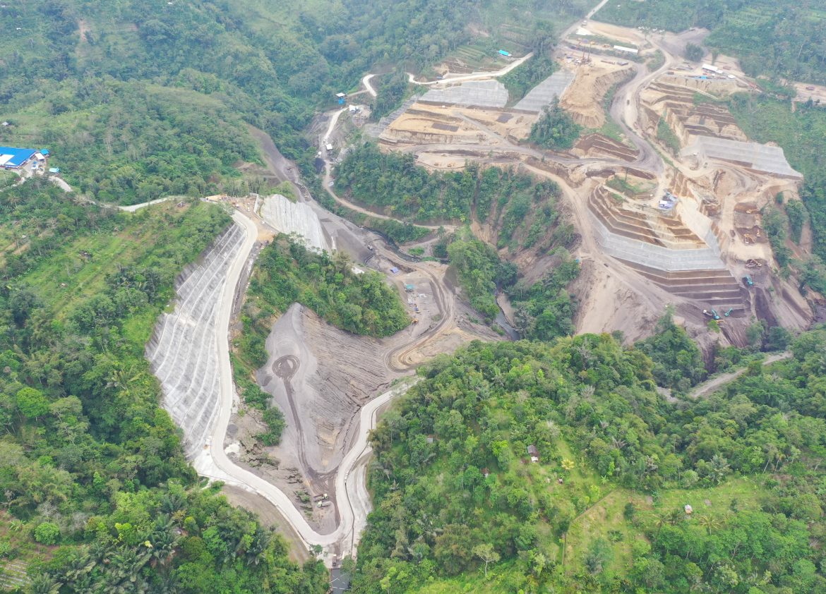 Proyek Pembangunan Bendungan Sidan   Provinsi Bali. Kontraktor ABIPRAYA-UNIVERSAL, KSO. Perubahan Desain Menyesuaikan Kondisi Geologi