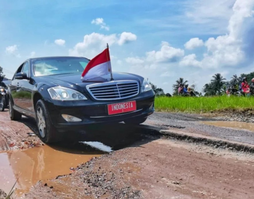 Presiden Jokowi meninjau jalan-jalan rusak di Lampung