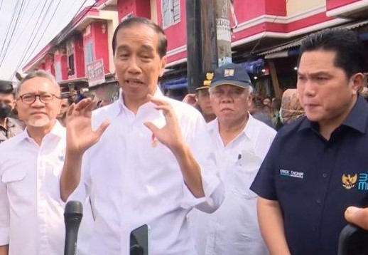 Presiden Jokowi meninjau jalan-jalan rusak di Lampung