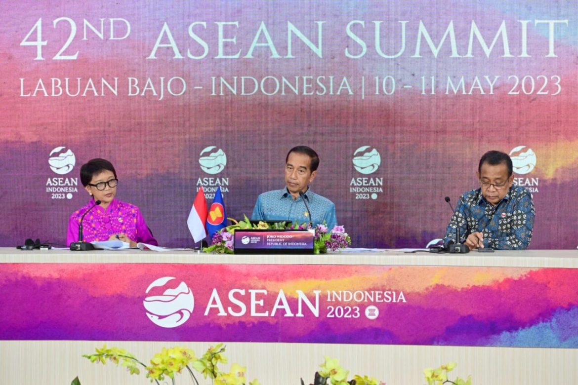 Presiden Jokowi memberikan keterangan pers  –  KTT ke-42 ASEAN  di Labuan Bajo